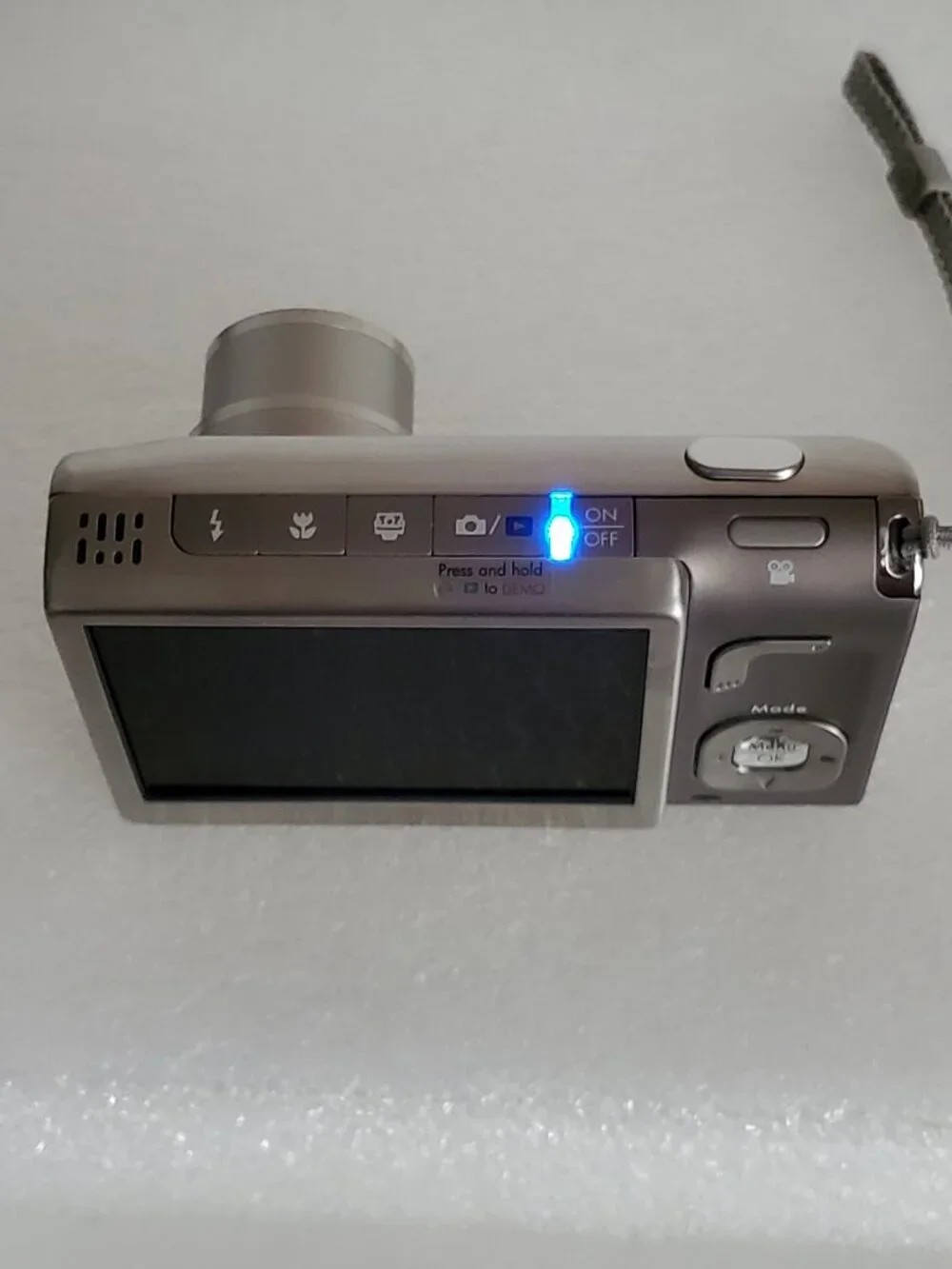 VINTAGE HP PHOTOSMART R927 DIGITAL CAMERA WITH BATTERY CHARGING DOCK WITH CORDS